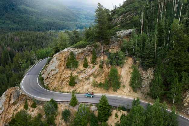 Hermoso paisaje de carretera de montaña