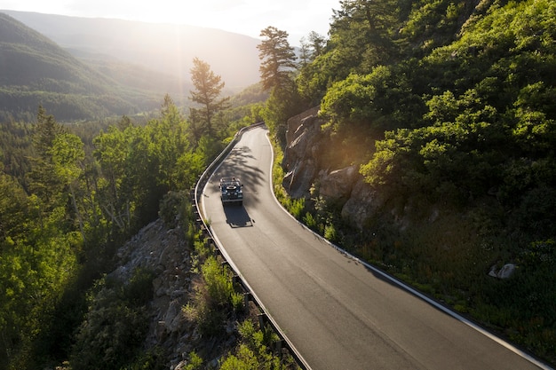 Foto gratuita hermoso paisaje de carretera de montaña