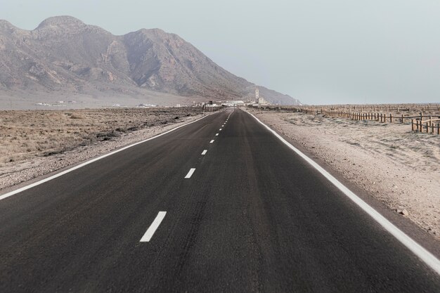 Hermoso paisaje con carreteras y colinas.