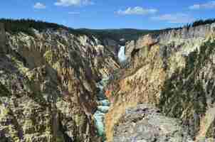 Foto gratuita hermoso paisaje de la cascada artist point en el gran cañón de yellowstone.