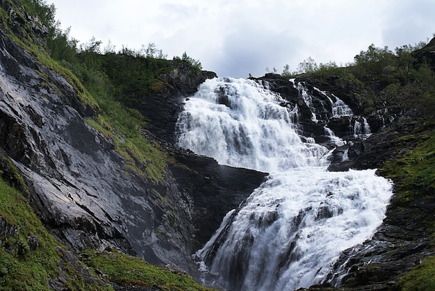 Hermoso paisaje de la cascada Kjosfossen en Myrdal, Noruega