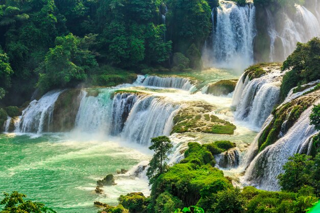 hermoso paisaje con cascada