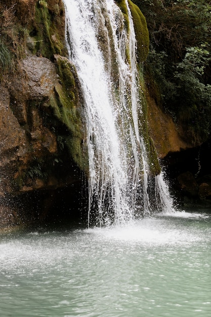 Hermoso paisaje de cascada