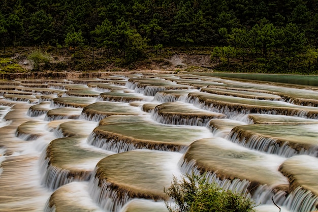 Foto gratuita hermoso paisaje de cataratas