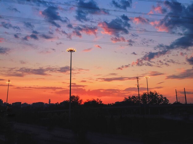 Hermoso paisaje del cielo del atardecer con nubes de colores sobre un paisaje urbano