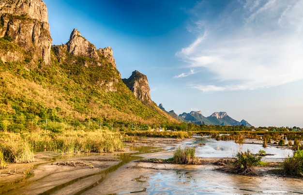 Foto gratuita hermoso paisaje con cielo azul