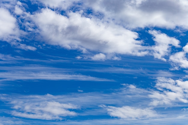 Hermoso paisaje de un cielo nublado azul, perfecto para espacios