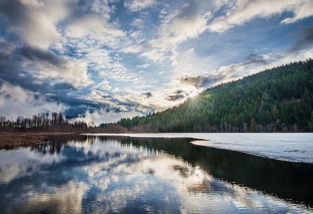 Hermoso paisaje con cielo nublado