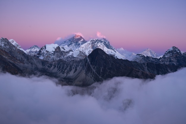 Hermoso paisaje de la cima del monte Everest cubierto de nieve bajo las nubes blancas