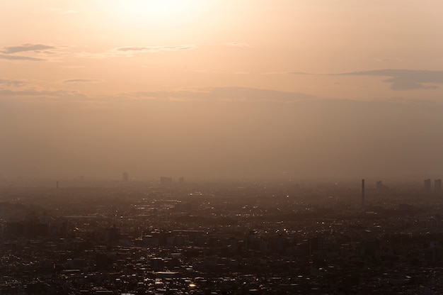 Hermoso paisaje de la ciudad al atardecer