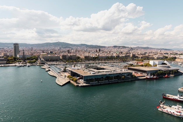 Hermoso paisaje de la ciudad costera