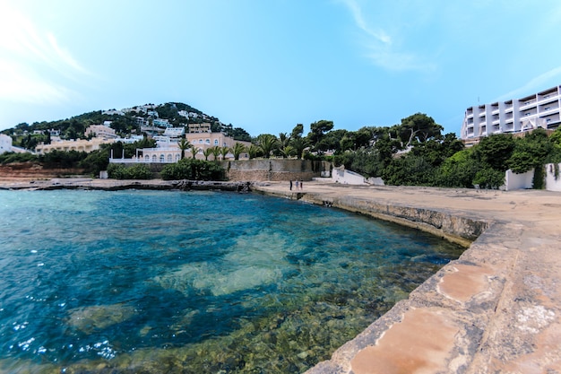 Hermoso paisaje de una ciudad turística en la colina y un mar