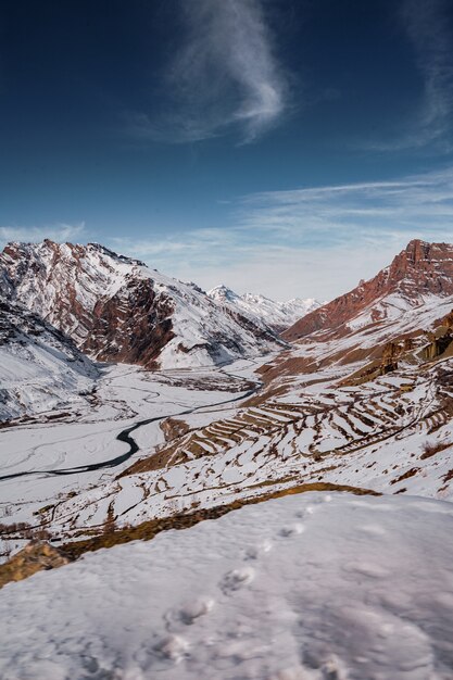 Hermoso paisaje de colinas cubiertas de nieve en invierno Spiti