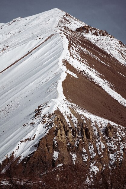 Hermoso paisaje de colinas cubiertas de nieve en invierno Spiti