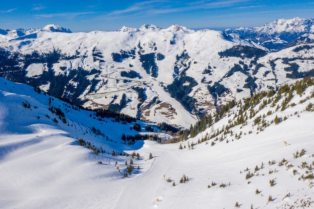 Hermoso paisaje de una estación de esquí en las montañas cubiertas de nieve en Suiza