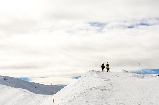 Hermoso paisaje con excursionistas en una cumbre nevada en el Tirol del Sur, Dolomitas, Italia