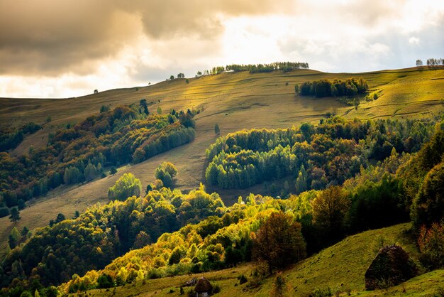 Hermoso paisaje con la famosa cordillera Apuseni en Rumania bajo un cielo nublado