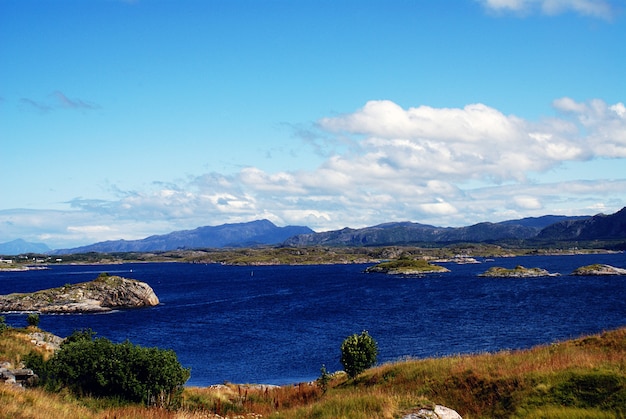 Foto gratuita hermoso paisaje del famoso atlanterhavsveien - atlantic ocean road en noruega