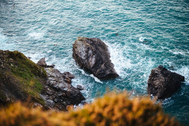 Hermoso paisaje de formaciones rocosas junto al mar durante el día