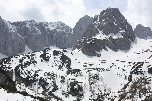 Hermoso paisaje de una gama de altas montañas rocosas cubiertas de nieve