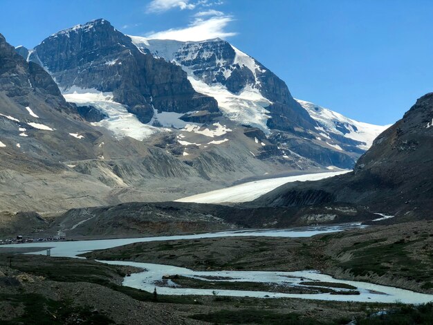 Hermoso paisaje del glaciar Athabasca cubierto de nieve en Canadá