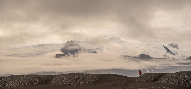 Hermoso paisaje de los glaciares de Islandia bajo hermosas nubes blancas y esponjosas