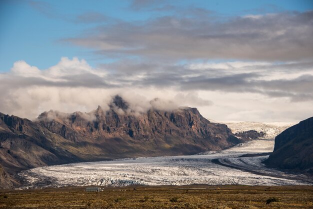 Hermoso paisaje de los glaciares de Islandia bajo hermosas nubes blancas y esponjosas