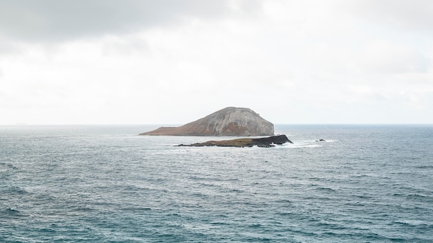 Hermoso paisaje de hawaii con el mar azul