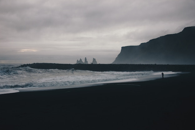 Hermoso paisaje de increíbles olas oceánicas fuertes durante el tiempo brumoso en el campo