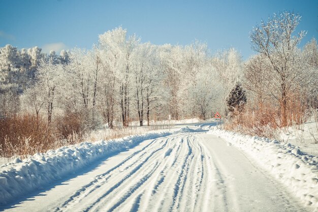 Hermoso paisaje invernal, una carretera cubierta de nieve.