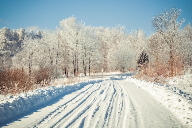 Hermoso paisaje invernal, una carretera cubierta de nieve.