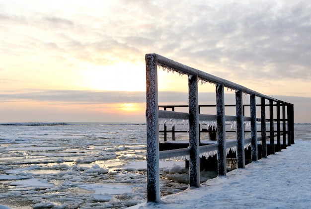 Hermoso paisaje de invierno con hielo