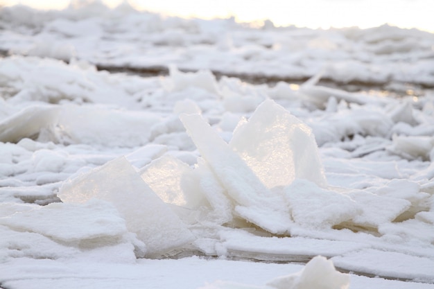 Hermoso paisaje de invierno con hielo