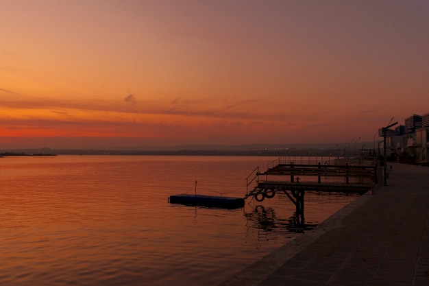 Hermoso paisaje del lago al atardecer