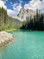 Foto gratuita hermoso paisaje del lago esmeralda en el parque nacional yoho, columbia británica, canadá