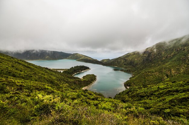 Hermoso paisaje del lago de fuego Lagoa do Fogo en la isla de Sao Miguel - Azores - Portugal