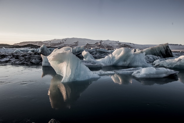 Hermoso paisaje de la laguna glaciar Jokulsarlon reflejada en el mar en Islandia