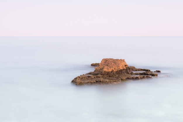 Hermoso paisaje con larga exposición en Rodalquilar, Parque Natural Cabo de Gata, España