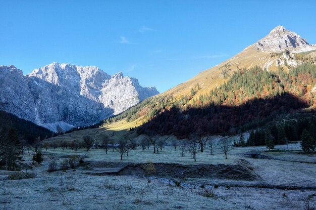 Hermoso paisaje a la luz del día, perfecto para papel tapiz