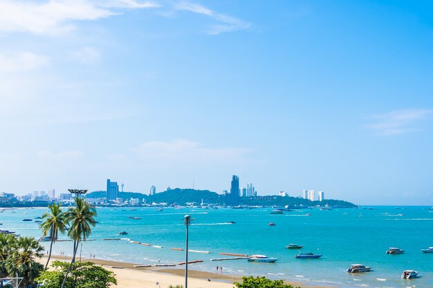 Hermoso paisaje con mar y ciudad