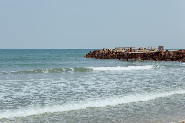 Foto gratuita hermoso paisaje del mar con una costa rocosa