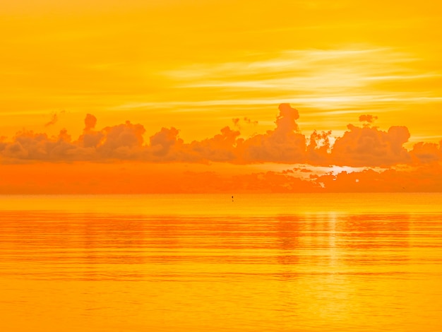 Foto gratuita hermoso paisaje de mar y playa tropical con nubes y cielo al amanecer o atardecer