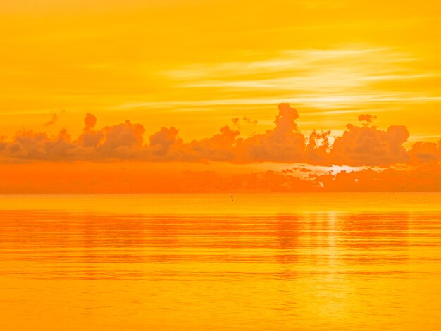 Hermoso paisaje de mar y playa tropical con nubes y cielo al amanecer o atardecer