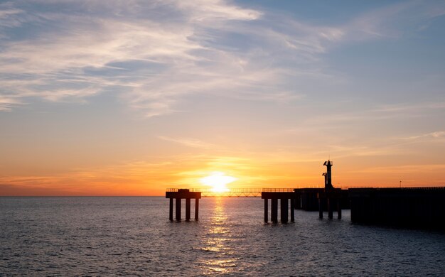 Hermoso paisaje con mar y sol.