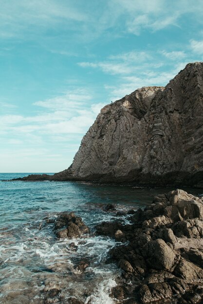 Hermoso paisaje de un mar tranquilo rodeado de acantilados rocosos