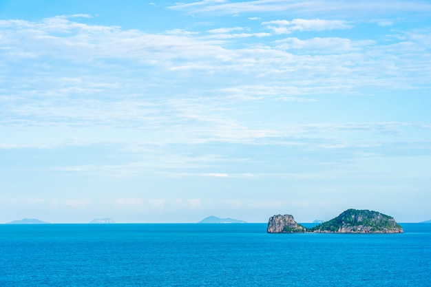 Hermoso paisaje marino al aire libre con una isla