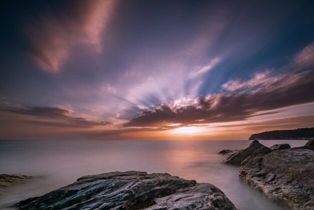 Hermoso paisaje marino al atardecer con formaciones rocosas en el agua