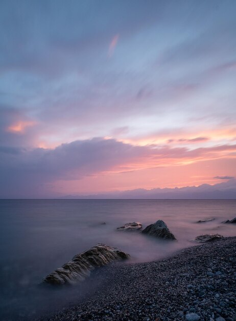 Hermoso paisaje marino al atardecer con formaciones rocosas en el agua