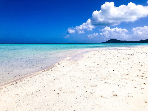 Hermoso paisaje marino y la playa de arena en Polinesia