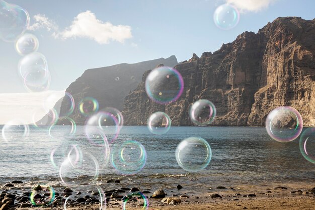 Hermoso paisaje marino y pompas de jabón.